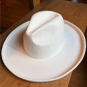 GIGI PIP Cara Loren Hat